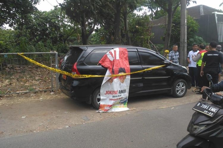Jenazah Pria ditemukan di Dalam Mobil Dinas TNI yang terparkir di depan SMPN 233, Kelurahan Cibubur, Ciracas, Jakarta Timur, Jumat (19/7/2019).