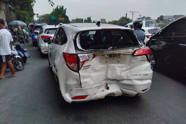 Salah satu mobil korban kecelakaan beruntun di jalan Ciputat Raya, Jakarta Selatan, Jumat (18/7/2019)