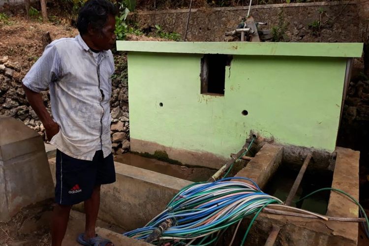 Sastro (74) Warga Dusun Kalidadap I, Desa Selopamioro, Kecamatan Imogiri, Bantul, Menunggu Air Bersih di Sumber Air di Dusunnya Kamis (18/7/2019) petang