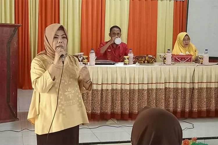 Idah Syahidah, Ketua Tim Asistensi Komisi Penanggulangan AIDS (KPA) Provinsi Gorontalo saat melakukan edukasi di sekolah