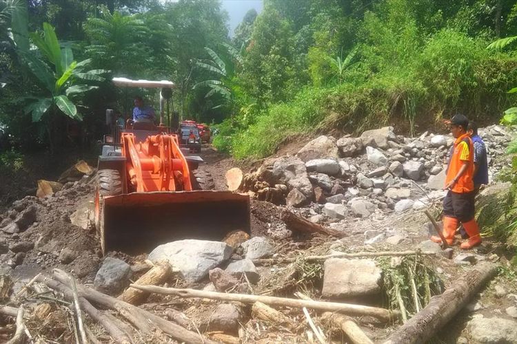 Alat berat berusaha membersihkan material longsor yang terjadi di Agam, Sumatera Barat, Jumat (19/7/2019) (Dok: BPBD Agam)