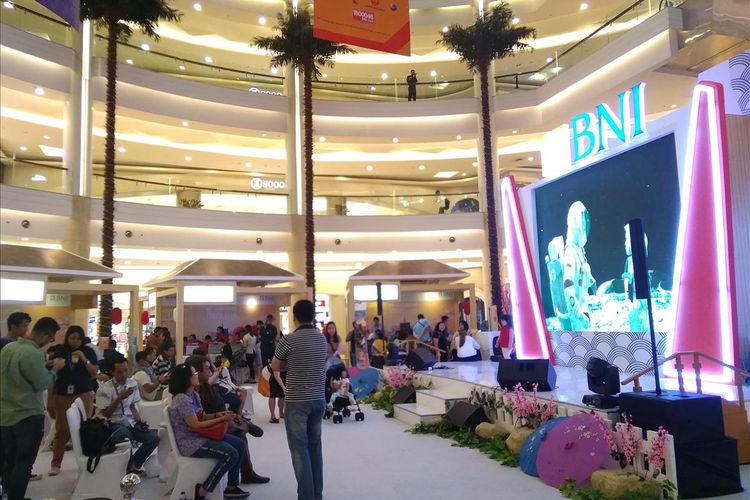 Pengunjung Mall Kota Kasablanka memadati area BNI - Japan Airlines Travel dan Expo di Grand Atrium Mall Kota Kasablanka Jakarta, Jumat (19/7/2019).