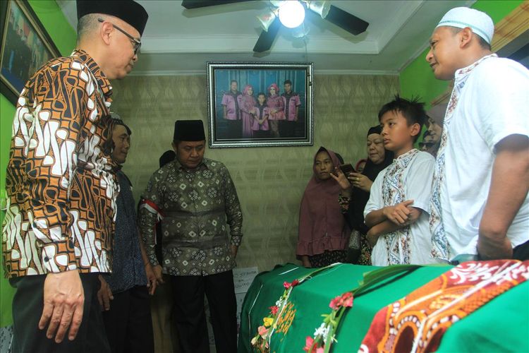 Gubernur Sumatera Selatan ketika mengunjungi kediaman WJ (14)siswa SMA Taruna Indonesia yang diduga menjadi korban kekerasan, Sabtu (20/7/2019).