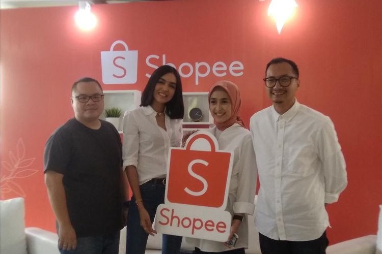 Publisher & COO Weddingku Reza Paramita, Putri Indonesia DKI I 2015 Kykuu, Perencana finansial & Co-Founder Zap Finance Prita Hapsari Ghozie, dan Country Brand Manager Shopee Rezki Yanuar (kirin-kanan) dalam acara Bincang Shopee 