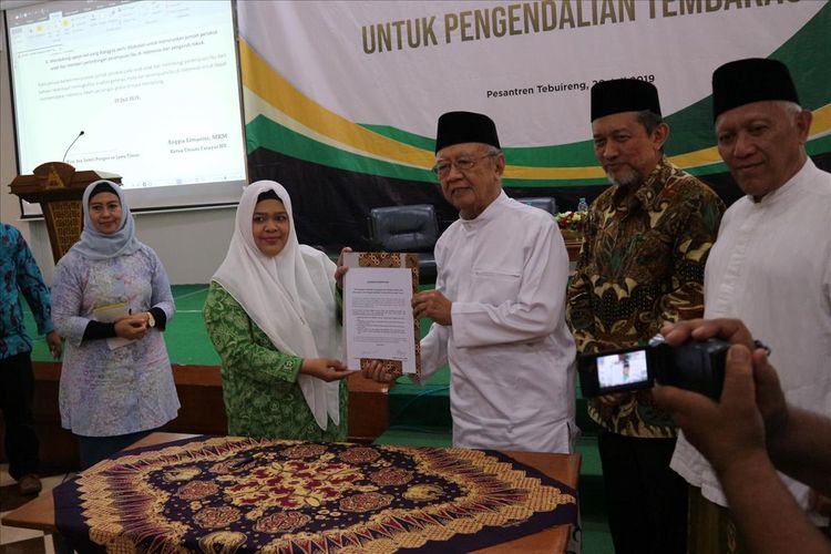 Pengasuh Pesantren Tebuireng Jombang Jawa Timur, KH. Salahuddin Wahid (Gus Sholah), bersama ketua PW Fatayat NU Jawa Timur, menandatangi naskah deklarasi dukungan terhadap upaya pengendalian konsumsi rokok, di Pesantren Tebuireng, Sabtu (20/7/2019).