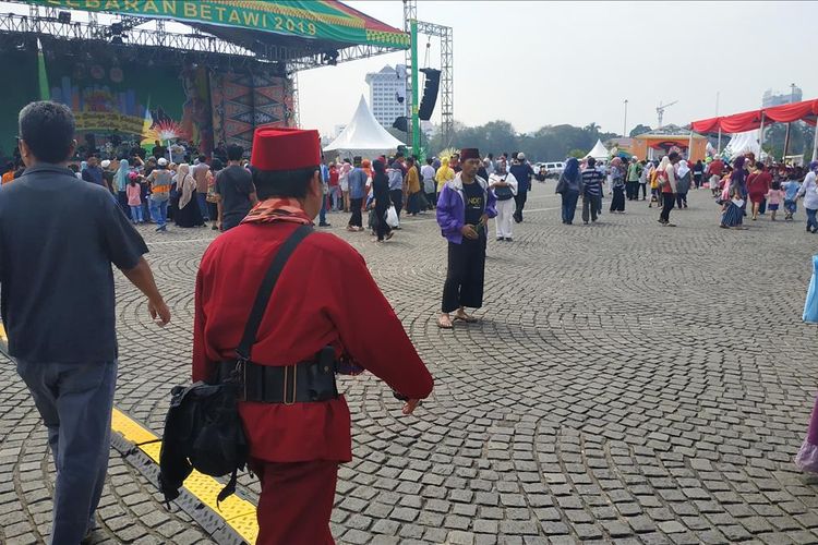 Seorang pria berpakaian Betawi mengunjungi acara Lebaran Betawi 2019 di Monas, Jakarta Pusat, Sabtu (20/7/2019).