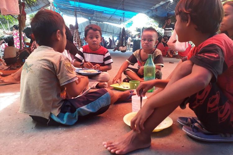 Anak-anak korban gempa bumi di Desa Balitata, Kecamatan Gane Barat, Kabupaten Halmahera Selatan, Maluku Utara, Sabtu (20/07/2019)