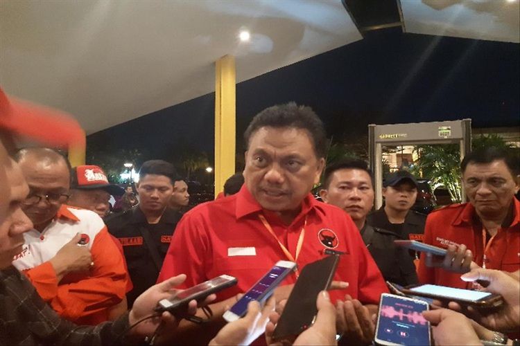 Gubernur Sulut Olly Dondokambey saat diwawancara wartawan usai Konferda-Konfercab PDI-P Sulut di GKIC Novotel Manado, Sabtu (20/7/2019) malam sekitar pukul 18.40 Wita.
