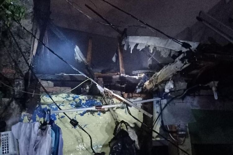 Rumah warga di Kelurahan Bali Mester, Jatinegara, Jakarta Timur terbakar pada Sabtu (20/7/2019) malam.