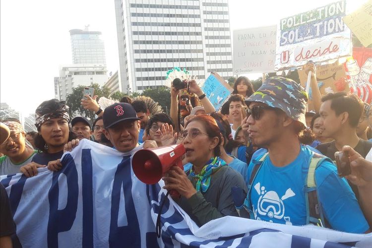 Menteri Kelautan dan Perikanan Susi Pudjiastuti ketika melakukan Pawai Anti Plastik di Jakarta, Minggu (21/7/2019).
