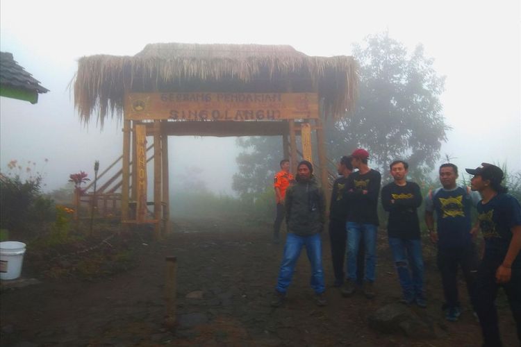 Pengelola pendakian jalur klasik Desa Singo Langu membatasi jam pendakian karena jalur yang dilalui masih merupakan hutan perawan yang lebat.

