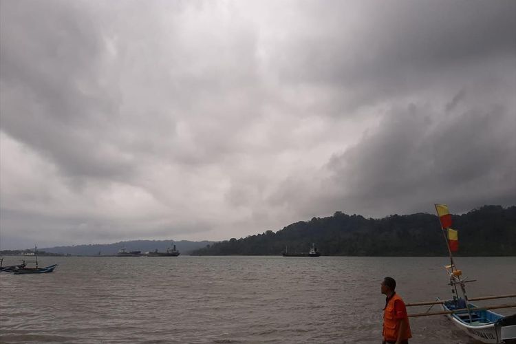 Air laut di pesisir selatan Kabupaten Cilacap, Jawa Tengah, dalam kondisi normal, Minggu (21/7/2019).