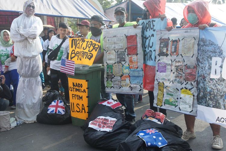 Sejumlah pegiat lingkungan menggekar aksi menolak sampah impor di sela peringatan Hari Lingkungan Hidup Sedunia di sekitar Alun-Alun Karawang, Minggu (21/7/2019).