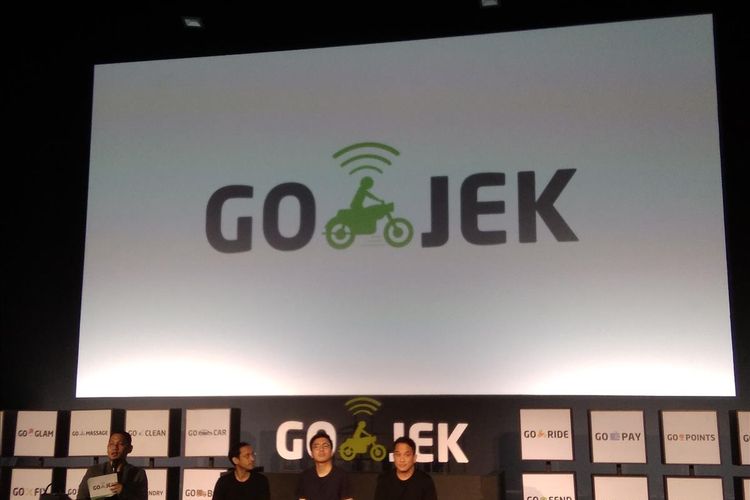 CEO Gojek Global Nadiem Makariem, Co-Founder Gojek Kevin Aluwi, Presiden Gojek Group Andre Soelistyo (kiri-kanan) saat konferensi pers di kantor Gojek di Jakarta, Senin (22/7/2019)