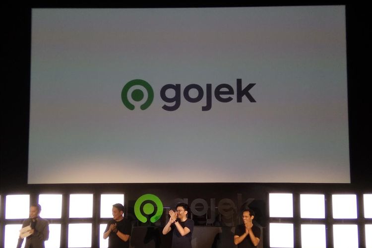 Founder dan CEO Gojek Global Nadiem Makarim, Co-Founder Gojek Kevin Aluwi, dan Presiden Gojek Group Andre Sulistyo saat peresmian logo baru Gojek di Jakarta, Senin (22/7/2019).