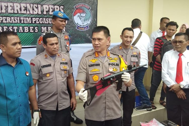 Kapolrestabes Medan Kombes Pol Dadang Hartanto menunjukkan senjata api laras panjang rakitan saat memaparkan pengungkapan kasus kejahatan 3 C di Medan, Senin (22/7/2019). 