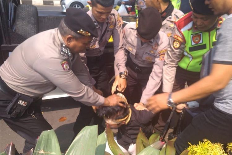 Sejumlah petugas kepolisian mengamankan seorang mahasiswa yang mencoba membakar ban saat berunjuk rasa di depan Kantor Balai Kota Bogor, Senin (22/7/2019).