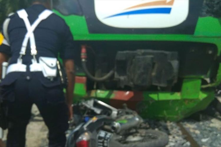 Kereta Api bandara Minangkabau Ekpres menabrak pengendara sepeda motor. Dua orang tewas, Senin (22/7/2109) (Dok: Humas PT KAI Sumbar)