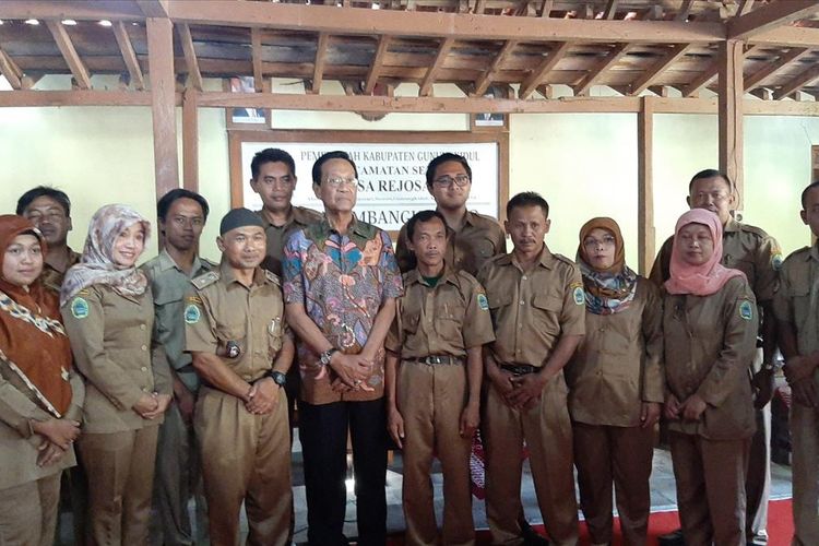Gubernur DIY Sri Sultan Hamengku Buwono X (Batik) Saat Berkunjung ke Desa Rejosari, Kecamatan Semin, Gunungkidul Senin (22/7/2019)