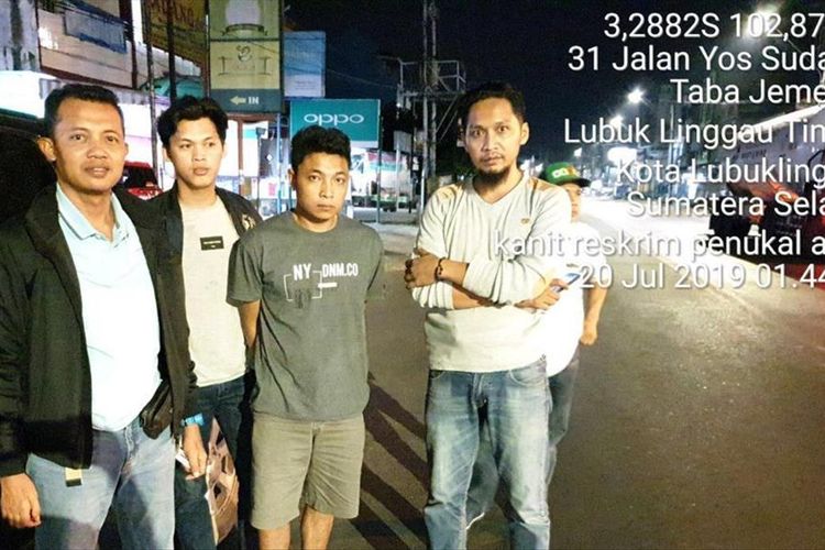 Tegug (24) pelaku pembunuhan mantan istrinya saat diamankan petugas di kota Lubuk Linggau, Sumatera Selatan.