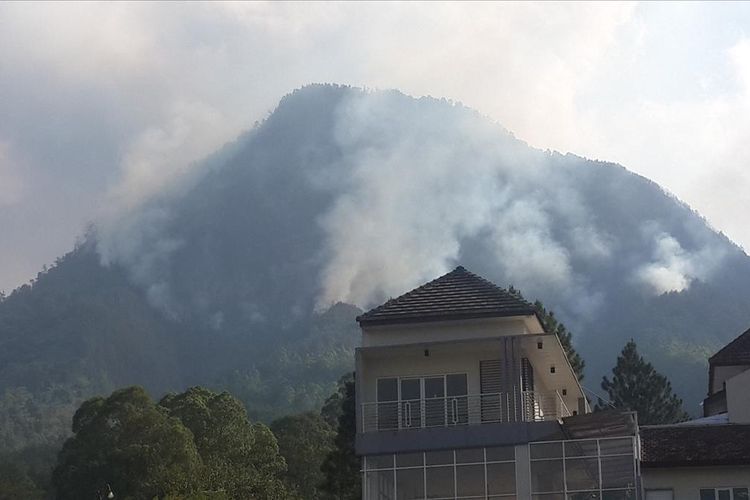 Kondisi Gunung Panderman, Kota Batu, Jawa Timur yang terbakar diabadikan dari Jalur Lingkar Barat (Jalibar) Kota Batu, Senin (22/7/2019)