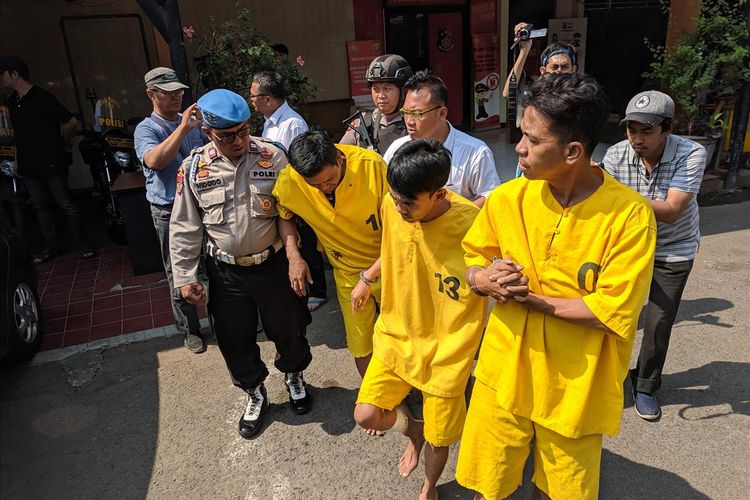 Tiga orang pelaku pencuri spesialis membobol mobil merek Honda yang diamankan di Mapolsek Kelapa Gading, Jakarta Utara