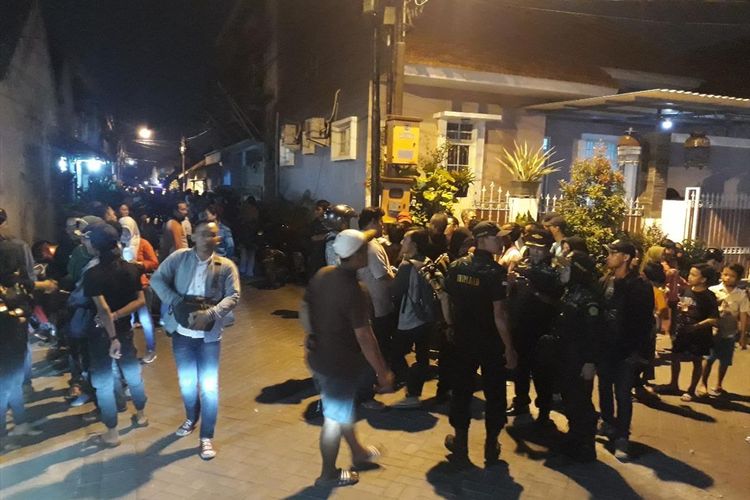 Anggota ormas memenuhi jalanan sekitar sekretariat PRD Surabaya, Senin (22/7/2019) malam