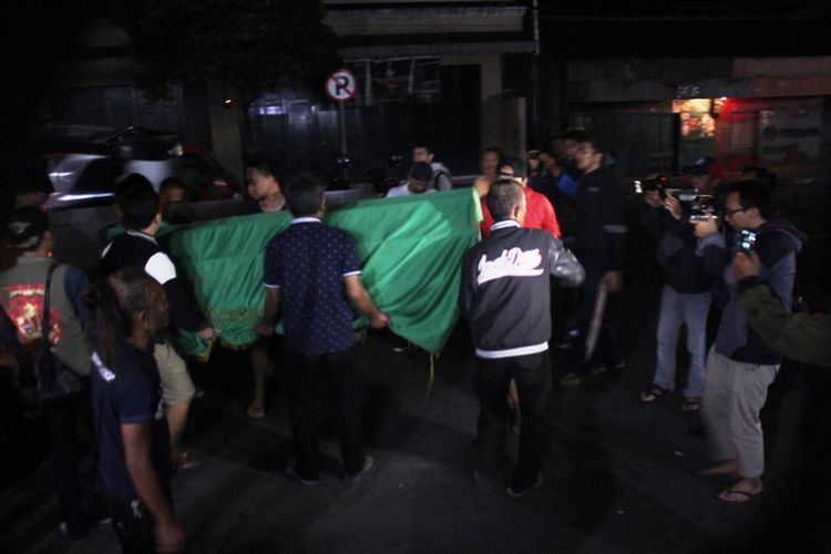 Jenazah Amelia Ulfah Supandi (22), perempuan yang diduga menjadi korban pembunuhan dan tubuhnya ditemukan di wilayah Sukabumi tiba di rumah duka di Jalan Profesor Mohamad Yamin RT 002/009 Cikidang, Kelurahan Sayang, Kecamatan Cianjur, Kabupaten Cianjur, Jawa Barat, Selasa (23/07/2019) dini hari.