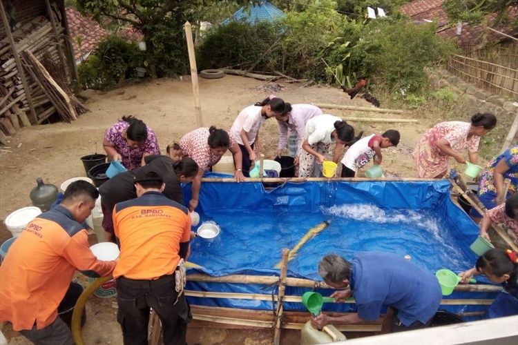 Warga Banyumas, Jawa Tengah, mengambil air bersih di tempat penampungan sementara yang terbuat dari terpal.