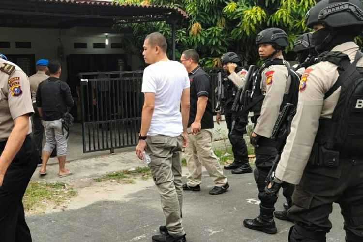Aparat kepolisian saat berada di lokasi penangkapan bandar narkoba yang ditembak mati di Jalan Sepakat, Kelurahan Sidomulyo Barat, Kecamatan Tampan, Pekanbaru, Riau, Selasa (23/7/2019).