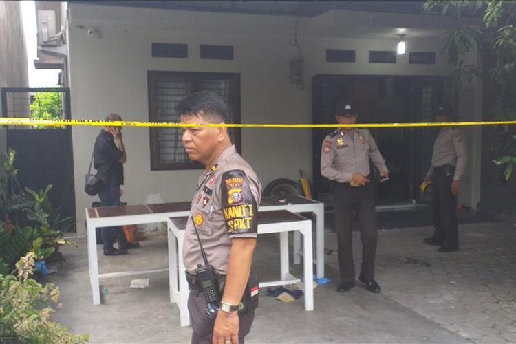 Petugas kepolisian melakukan olah tempat kejadian perkara (TKP) penangkapan bandar narkoba yang ditembak mati di Kecamatan Tampan, Pekanbaru, Riau, Selasa (23/7/2019).