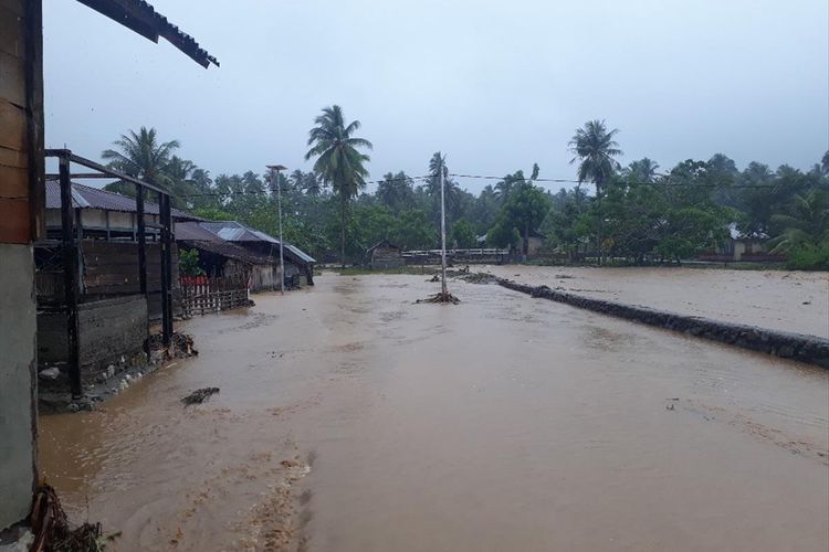 Sejumlah rumah di Desa Doro, Kecamatan Gane Barat, Kabupaten Halmahera Selatan, Maluku Utara terendam banjir, Selasa (23/07/2019)