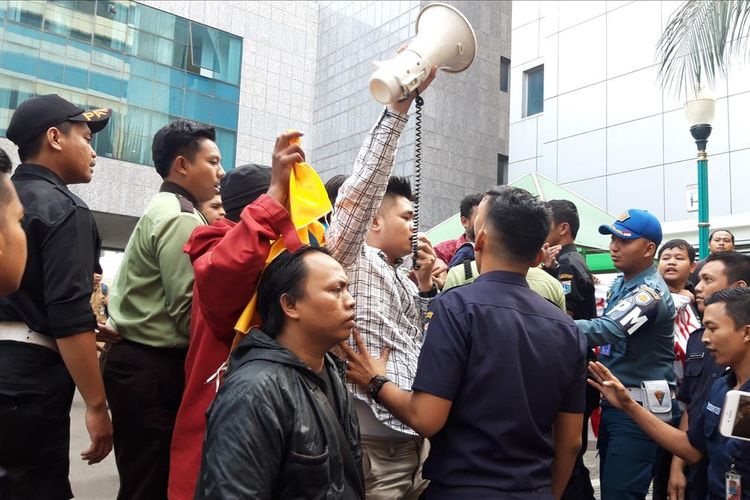 Sejumlah massa mengatasnamakan PMII demo di halaman balai kota terkait reklamasi terlibat aksi saling dorong dengan pamdal, Selasa (23/7/2019)