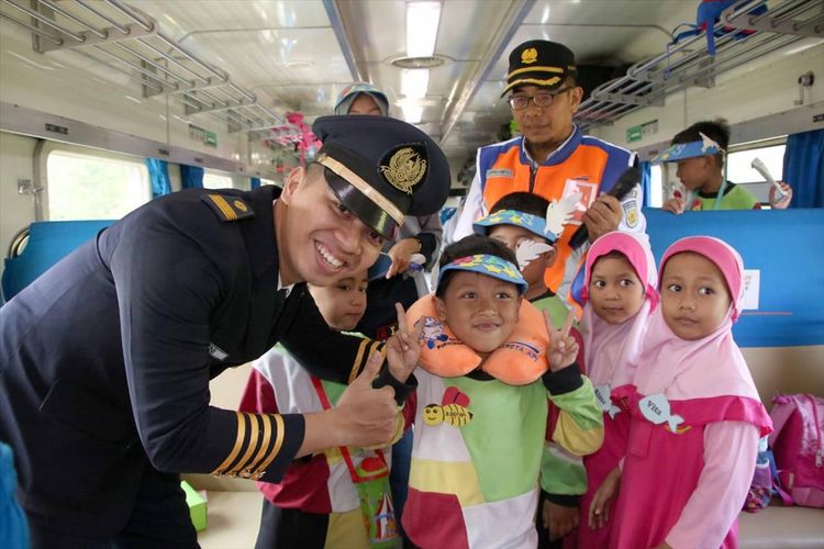 Dalam rangka peringatan Hari Anak Nasional puluhan anak TK diajak naik KA gratis dari Stasiun Purwokerto menuju Stasiun Bumiayu, Jawa Tengah PP, Selasa (23/7/2019).