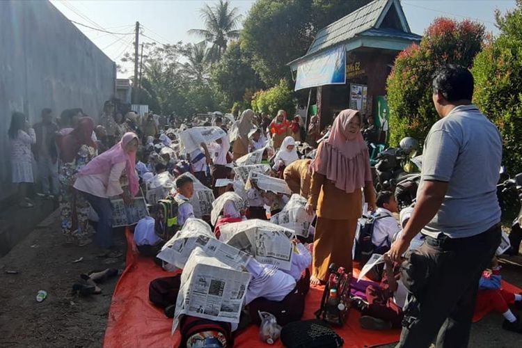 sejumlah siswa belajar di bawah terik matahari akibat sekolah disegel pihak ahli waris lahan sekolah