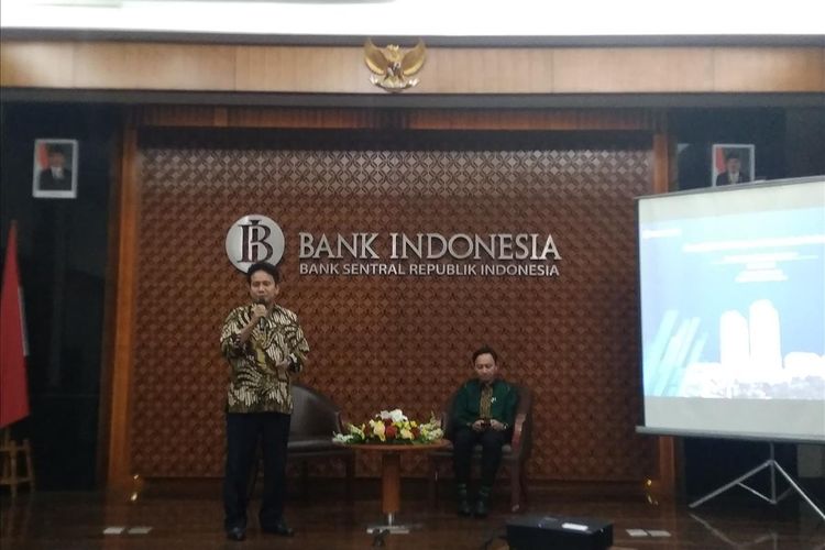 Deputi Gubernur Senior BI Mirza Adityaswara dalam konferensi pers di Jakarta, Selasa (23/7/2019).