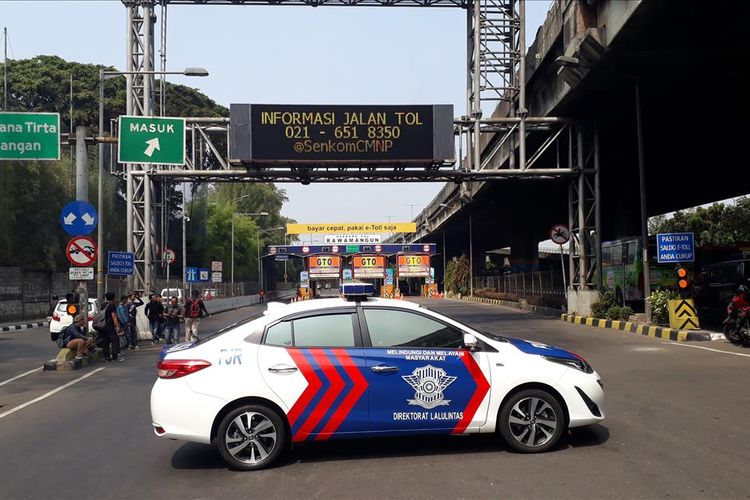 Ada Olah TKP Kecelakaan Truk Pertamina yang Terbakar, Gerbang Tol Rawamangun ditutup Sementara, Rabu (24/7/2019).