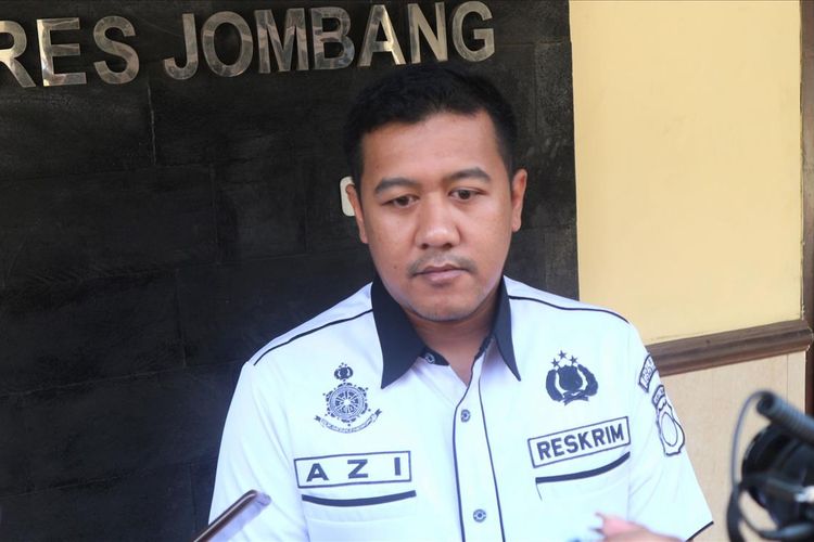 Kasat Reserse Kriminal Polres Jombang, AKP Azi Pratas Guspitu, saat memberikan keterangan terkait proses penyelidikan kasus pelemparan bom molotov, Rabu (24/7/2019).