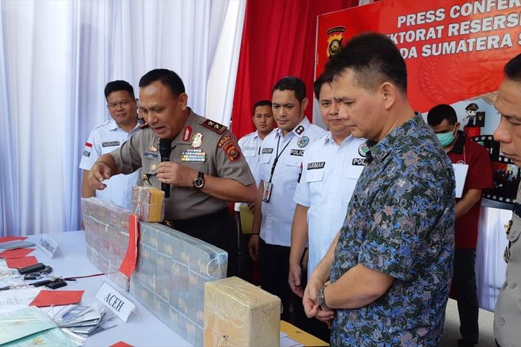 Kapolda Sumatera Selaran Irjen Pol Firli menunjukkan uang hasil TPPU yang didapatkan dari bandar narkoba senilai Rp 8,4Miliar, Rabu (24/7/2019).