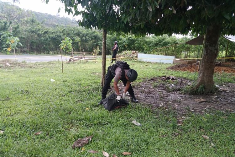 Seornag Anggota Gegana Polda Maluku berusaha mengangkat sebuah granat nanas yang ditemukan warga di Desa Suli, Kecamatan Salahutu, Kabupaten Maluku Tengah, Rabu (24/7/2019) FOTO HUMAS POLRES AMBON