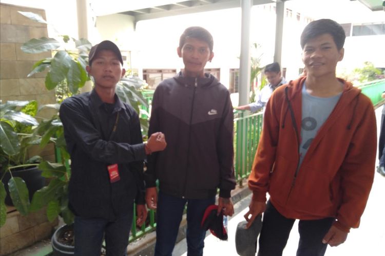 pengamen yang jadi korban salah tangkap polisi yakni Fatahillah (kiri), Fikri Pribadi (Tengah) dan Arga Putra Samosir (Kanan) di Pengadilan Negeri Jakarta Selatan, Rabu (24/7/2019)