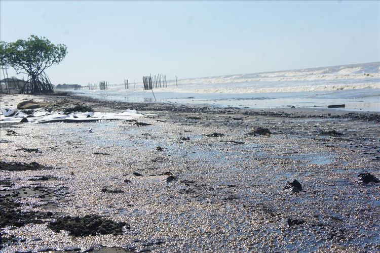 Ceceran limbah minyak mentah di Pantai Pisangan, Desa Cemarajaya, Kecamatan Cibuaya, Kabupaten Karawang, Rabu (24/7/2019).