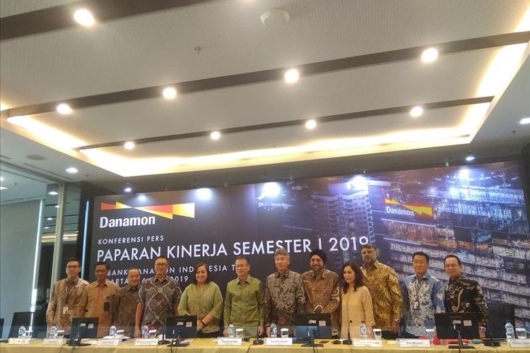 Jajaran Direksi Bank Danamon saat memaparkan kinerja keuangan semester I 2019 Bank Danamon di Jakarta, Rabu (24/7/2019).