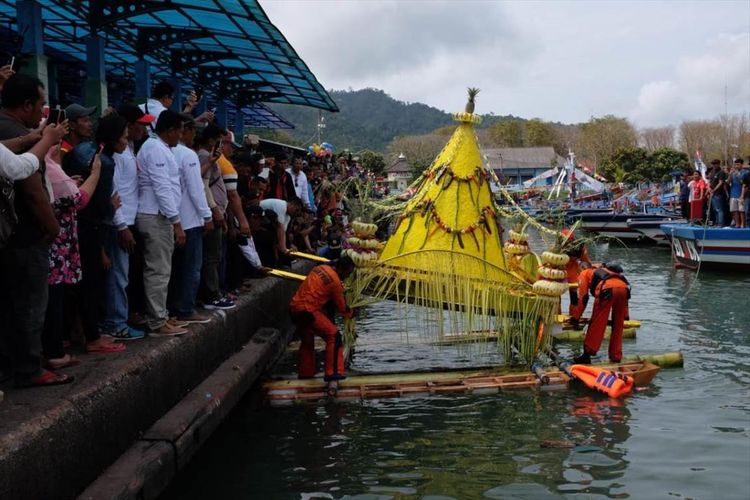 Tumpeng berukuran besar, hendak dilarung ke tengah laut dari dermaga pelabuhan tempat pelelangan ikan Prigi, kecamatan Watulimo Trenggalek Jawa Timur, dalam acara larung sembonyo (24/07/2019)