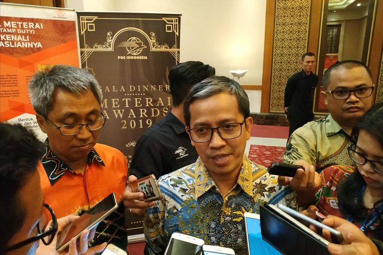 Direktur Jaringan dan Layanan Keuangan PT Pos Indonesia (Persero) Ihwan Sutardiyanta memberikan keterangan ketika ditemui di Balai Kartini, Jakarta, Rabu malam (24/7/2019).