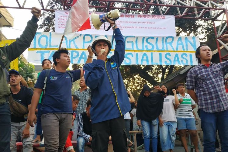 Warga Bougenville Raya, Jakasampurna, Bekasi Barat menolak digusur karena tak pernah disosialisasi, Kamis (25/7/2019).