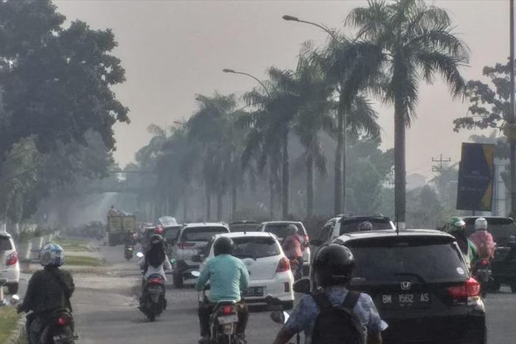 Kondisi kabut asap akibat karhutla terlihat cukup pekat di ruas Jalan Jenderal Sudirman, Kota Pekanbaru, Riau, Kamis (25!7/2019) pagi.