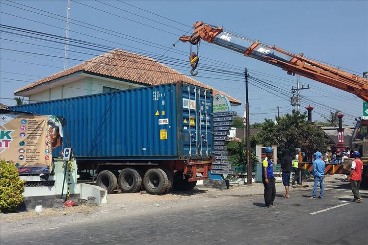 Proses evakuasi truk kontainer yang masuk ke halaman Puskesmas Mojosongo di Boyolali, Jawa Tengah, Kamis (25/7/2019).