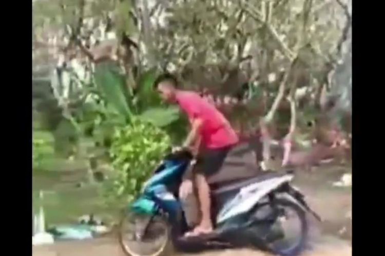 Potongan video atraksi motor remaja di area  pemakamam