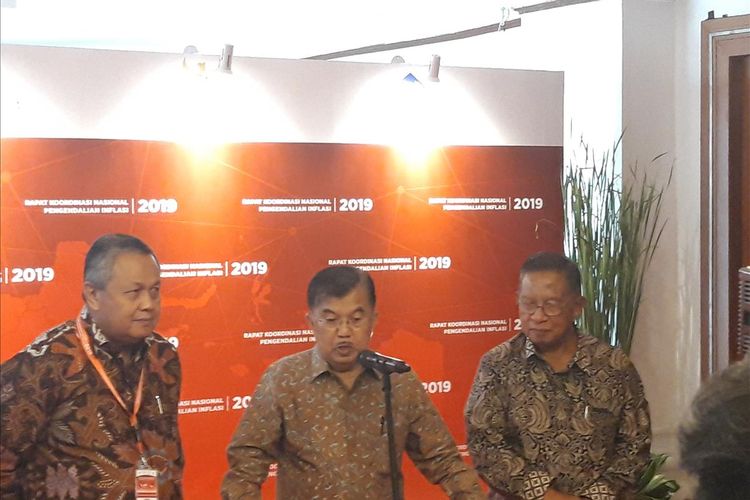 Gubernur Bank Indonesia (BI) Perry Warjiyo, Wakil Presiden Jusuf Kalla, dan Menteri Koordinator Perekonomian Darmin Nasution di Jakarta, Kamis (25/7/2019).
